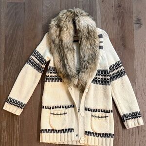 Juicy couture size M 
Cozy Cream Cardigan with removable Faux Fur Collar